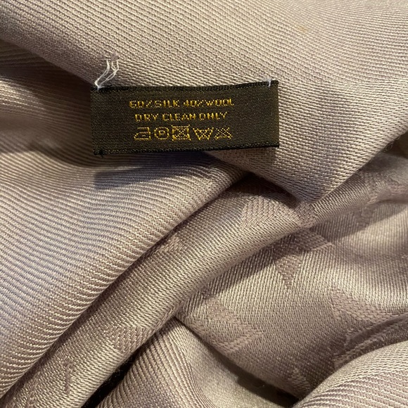 Authentic Louis Vuitton Monogram Scarf - Picture 4 of 14